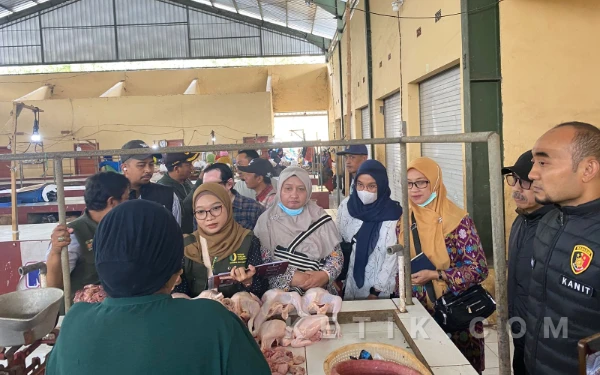 Thumbnail Berita - Cegah Penimbunan dan Permainan Harga, Tim Gabungan Sidak Sembako di Pasar