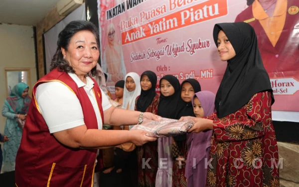 Thumbnail Berita - Ramadan Penuh Kepedulian, DWP Sulsel dan IWATI Berbagi dengan 100 Anak Yatim Piatu