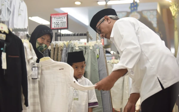 Thumbnail Berita - OASE Hadirkan Kebahagiaan, Gus Qowim dan Ning Faiq Dampingi 43 Anak Yatim Belanja Kebutuhan Idulfitri