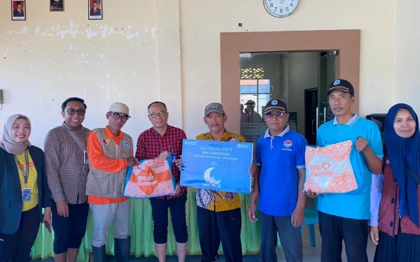 Thumbnail Berita - BNI Lamongan Salurkan 100 Paket Sembako untuk Warga Terdampak Banjir di Kalitengah