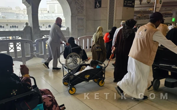 Thumbnail Berita - Siasat Gerobak Lipat di Sela Barisan Tawaf