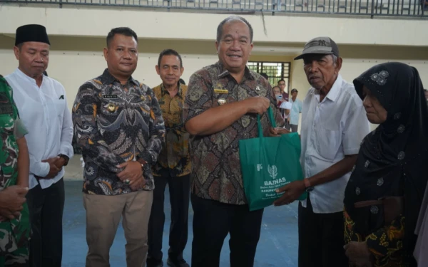 Thumbnail Berita - Sambut Hari Jadi ke 80 Kabupaten Asahan Taufik Zainal Abidin Bagikan Beras kepada Kaum Dhuafa