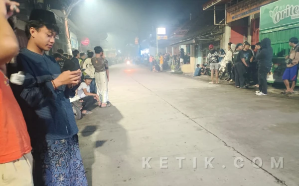 Thumbnail Berita - Puncak Tradisi Ngangklang Kaliwungu, Ribuan Pemuda Padati Jalan di Bawah Pengawalan Ketat TNI-Polri