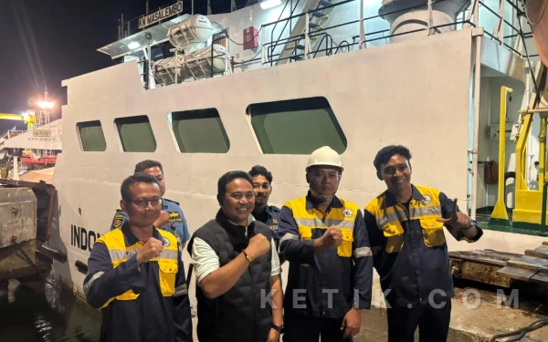 Thumbnail Berita - Urai Kepadatan Penumpang, Kepala KSOP Kelas IV Panarukan Datangkan KN Masalembu di Pelabuhan Jangkar Situbondo