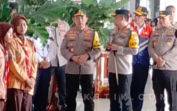 Thumbnail Berita - Kapolri Tinjau Posko Mudik Surabaya, 270 Pramuka Turut Amankan Arus Lebaran 2026
