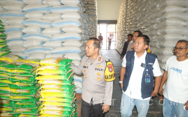 Thumbnail Berita - Kapolres Mojokerto Cek Gudang Bulog, Pastikan Persediaan Beras Aman