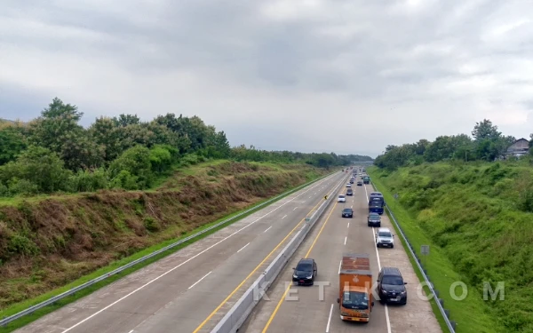 Thumbnail Berita - Pantauan Arus Mudik H-6 di Tol Kendal, Volume Kendaraan Mulai Meningkat