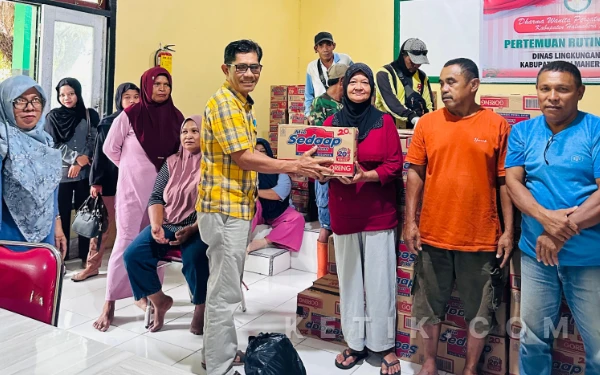 Thumbnail Berita - Samsu Abubakar Serahkan 316 THR untuk Petugas Kebersihan