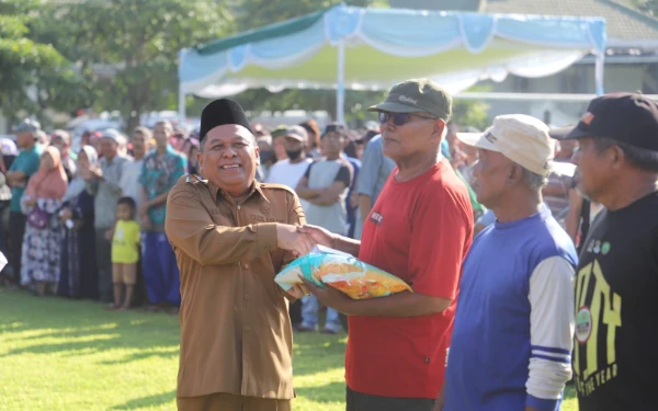 Thumbnail Berita - Pemkab Jombang Salurkan 2.495 Bansos untuk PPKS dan PSKS