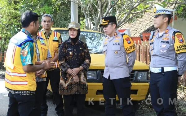 Thumbnail Berita - Pastikan Kelancaran Arus Mudik, Wabup Bojonegoro dan Kapolres Tinjau Percepatan Perbaikan Jalan Nasional