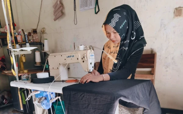 Thumbnail Berita - Chotim, Penjahit di Balik Ramainya Rumah Jahit Aqilla Bojonegoro Jelang Lebaran