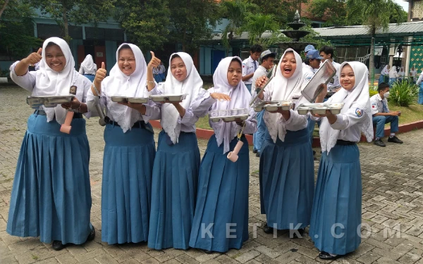 Thumbnail Berita - 9 SPPG di Gresik Dihentikan Sementara Gara-Gara Sajikan Kelapa Utuh