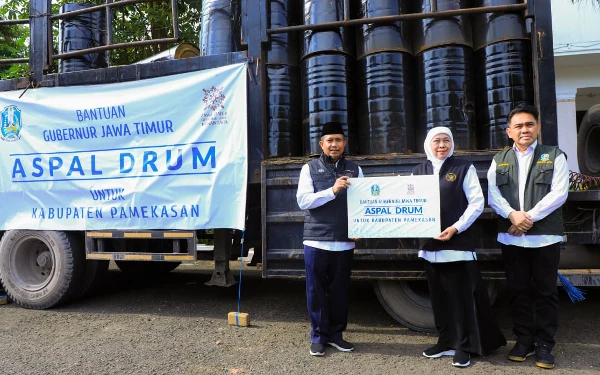 Thumbnail Berita - Kolaborasi Bangun Insfrastruktur! Gubernur Khofifah Salurkan 9.300 Drum Aspal Perbaikan Jalan Kabupaten dan Desa