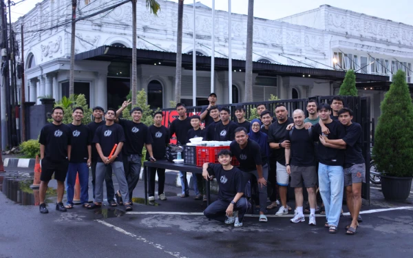 Thumbnail Berita - Unggul FC Malang Berbagi Takjil di Pengujung Ramadan, Pererat Kebersamaan Tim