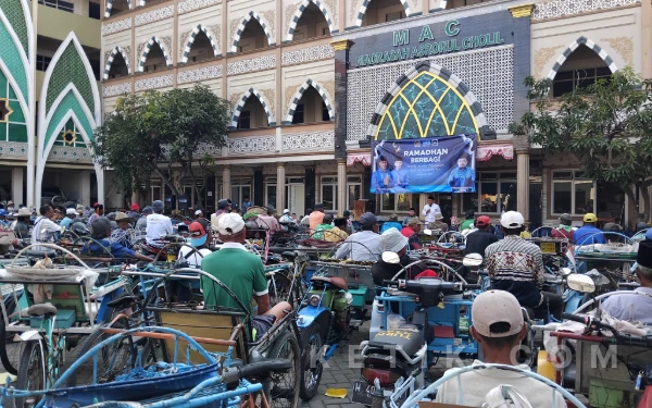 Ikuti Arahan AHY, Hasani Bin Zubair Berbagi Kebahagiaan dengan Abang Becak