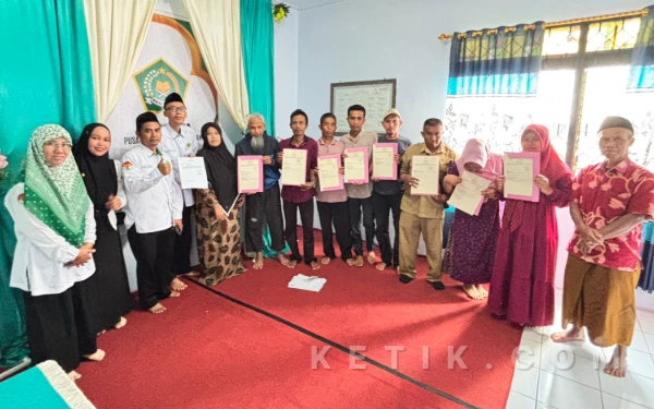 Thumbnail Berita - Lindungi Aset Wakaf Umat, KUA Tegalampel Salurkan 8 Sertifikat untuk Masjid hingga Makam