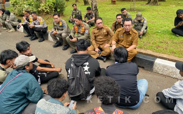 Thumbnail Berita - Sekda Lebak Temui Massa Aksi Mahasiswa di Depan Kantor Bupati, Dengarkan Berbagai Tuntutan