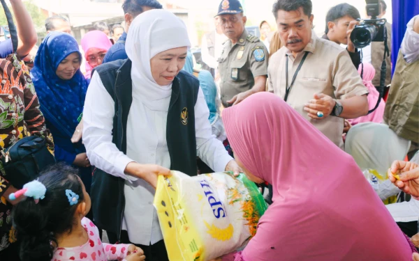 Thumbnail Berita - Gubernur Khofifah Puluhan Kali Gelar Pasar Murah di Jatim,  Senangnya Warga Bisa Beli Sembako Murah Jelang Idulfitri