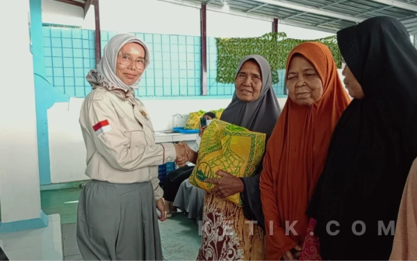 Thumbnail Berita - Koperasi Prabu Center 08 Bersama SPPG Tritih Kulon Bagikan Ratusan Sembako dan Santunan