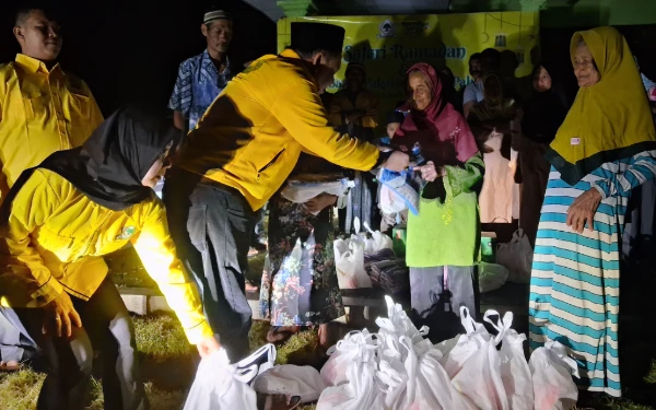 Thumbnail Berita - Cak Hadi Sambung Asa Warga Kampung Onggoboyo Penghuni Bangunan Kolonial di Kaki Gunung Kelud yang Terisolir Peradaban