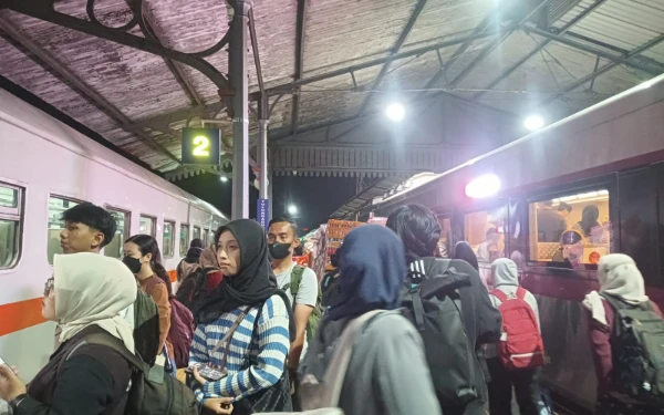 Thumbnail Berita - Mendekati Lebaran, Stasiun Madiun Mulai Dipadati Pemudik