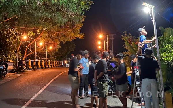 Thumbnail Berita - Layak Dicontoh! Pemuda Comjet Gotong Royong Pasang Penerangan di Jembatan Desa Mandaong Demi Keamanan