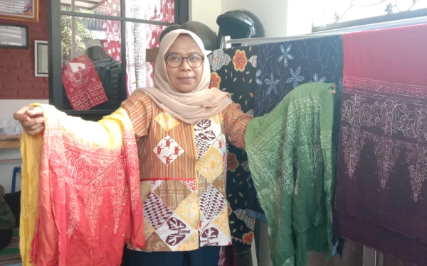 Thumbnail Berita - Lestarikan Budaya Tradisional, Perajin Batik di Kota Malang Telurkan Motif Tumpal Candi Malang