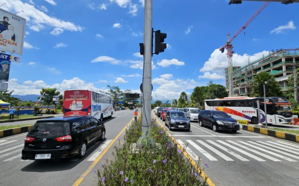 Thumbnail Arus Mudik Membludak! 25 Ribu Kendaraan Serbu Kabupaten Malang, Polisi Turunkan Tim Urai