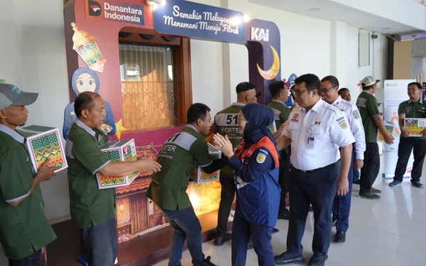 Thumbnail Berita - Indahnya Berbagi!  KAI Daop 8 Surabaya Berikan Paket Sembako untuk Porter Stasiun