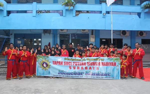 Thumbnail Berita - Baksos Bagi-Bagi Takjil, Tapak Suci WIlayah 4 Surabaya Pererat Silaturahim dan Perkuat Ukhuwah