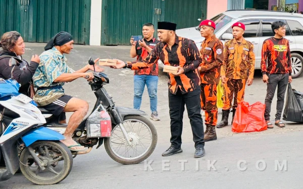 Thumbnail Berita - Wow! 10 Ribu Takjil Dibagikan Pemuda Pancasila Kabupaten Malang, Manula Dapat Cek Kesehatan Gratis