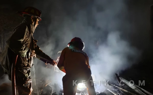 Thumbnail Berita - Dapur Rumah Terbakar, Warga di Jember Panik hingga Salat Tarawih Bubar