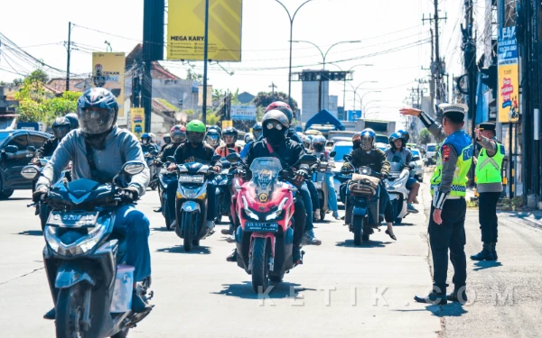 Thumbnail Berita - Arus Mudik di Kota Tegal Meningkat, Polres Pecah Arus di Depan Terminal