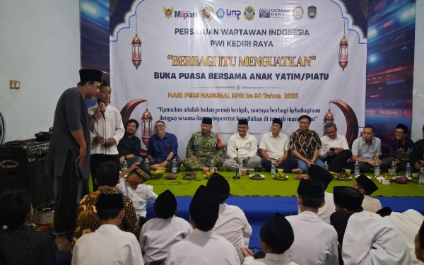 Thumbnail Berita - PWI Kediri Raya Santuni Ratusan Anak Yatim, Tegaskan Peran Sosial Pers di Ramadan