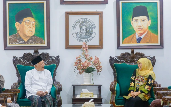 Thumbnail Berita - Perkuat Ukhuwah! Gubernur Khofifah Silaturahmi ke Tebuireng dan Tambakberas Mohon Keberkahan Jatim
