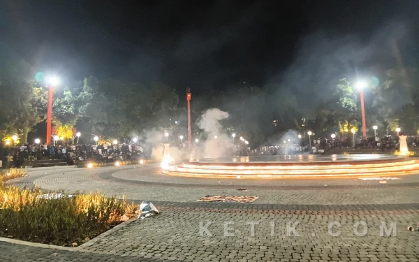 Thumbnail Berita - Pesta Kembang Api Hiasi Salat Witir Malam ke-29 Ramadan di Masjid Agung Jami' Kota Malang
