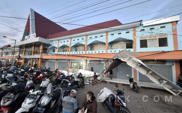 Thumbnail Berita - Kontraktor Akui Ada Kesalahan Teknis! Ternyata Ini Penyebab Atap Pasar Ploso Jombang Ambruk