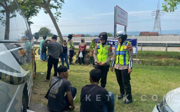 Humanis! Polwan Patroli Jalan Kaki di Area 391 A Kendal, Pastikan Pemudik Aman dan Nyaman