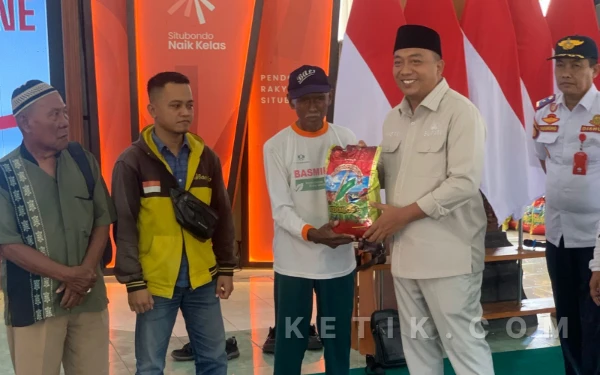 Thumbnail Berita - Meski Anggaran Dipangkas, Pemkab Situbondo Tetap Salurkan 1,5 Ton Beras Bansos untuk Warga Marginal