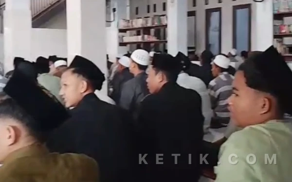 Thumbnail Berita - Lebaran Lebih Cepat Dua Hari, Tradisi Hisab Klasik Pesantren Ini Jadi Sorotan