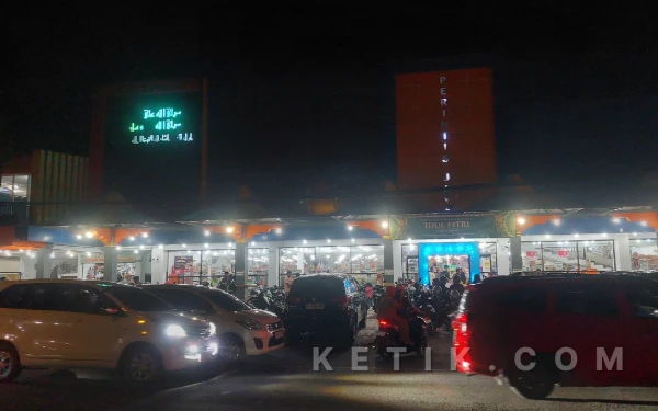 Thumbnail Berita - Malam Jelang Idulfitri, Ribuan Warga Padati Pusat Perbelanjaan di Sampang Kota