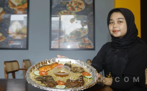 Unik! Mencicipi Menu Fusion, Nasi Kebuli Kambing dengan Salmon Berempah