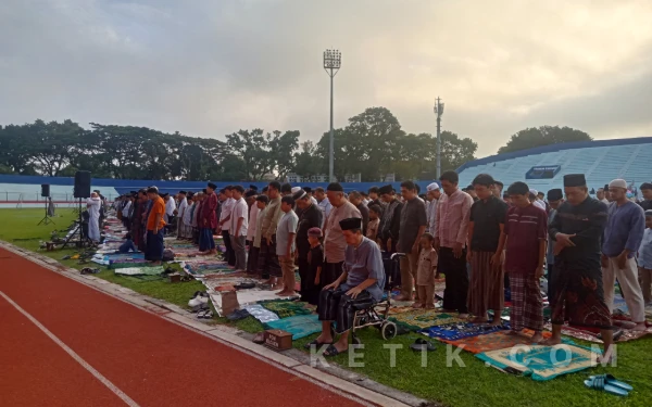 Thumbnail Berita - Lebaran Lebih Awal! Ribuan Warga Muhammadiyah Tumpah Ruah Salat Idulfitri di Stadion Gajayana Kota Malang