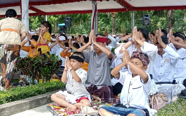 Thumbnail Berita - Upacara Ngembak Geni, Umat Hindu Se-Malang Raya Padati Candi Badut