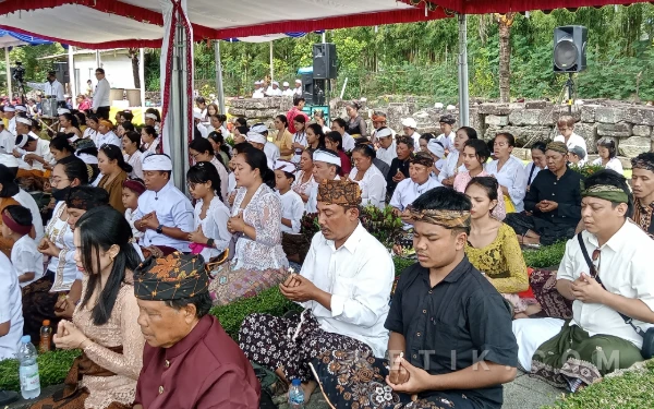 Thumbnail Berita - [FOTO] Khidmat dan Penuh Makna, Upacara Ngembak Geni Satukan Umat Hindu Malang Raya di Candi Badut