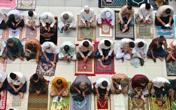 Thumbnail Berita - [FOTO] Satu Saf, Satu Sujud: Menjemput Ampunan di Hari yang Fitri
