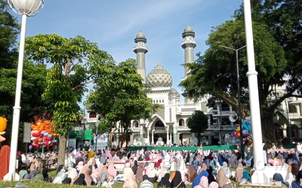 Thumbnail ‎Lautan Jemaah Padati Masjid Agung Jami' Kota Malang, Khotbah Tekankan Perubahan Diri