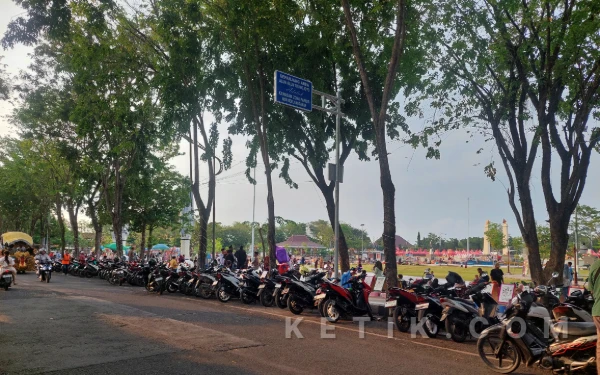 Thumbnail Berita - Alun-Alun Trunojoyo Sampang Jadi Destinasi Favorit Warga pada Idulfitri 1447 H