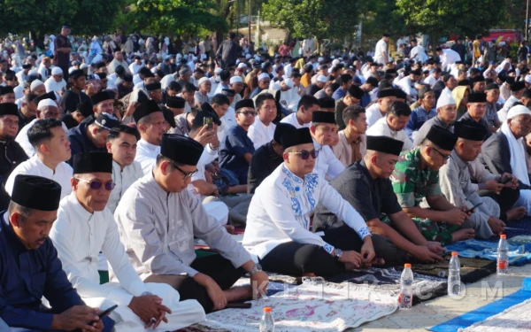 Thumbnail Berita - Wali Kota dan Wakil Wali Kota Langsa Salat Idulfitri Bersama Ribuan Warga di Lapangan Merdeka