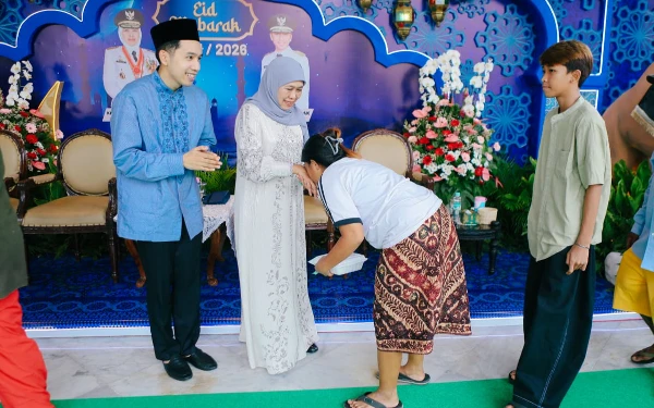 Thumbnail Berita - Berkah Idulfitri 1447 H! Bahagianya Warga Bersalaman dengan Gubernur Khofifah, Pulang Bawa Sembako
